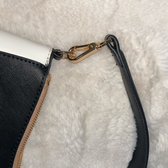 Guess purse - Picture 9 of 10
